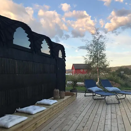 Saga, Et Unikt, Sjarmerende Badehotell Med Fa Rom, Sauna Og Badebrygge - Inderoy