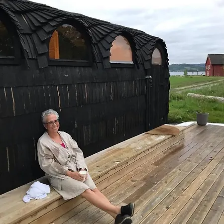 Hotel Saga, Unikt Badehotell Med 5 Rom, Sauna Og Badebrygge - Inderoy *