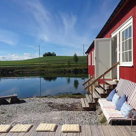 Saga, Et Unikt, Sjarmerende Badehotell Med Fa Rom, Sauna Og Badebrygge - Inderoy Hotell *