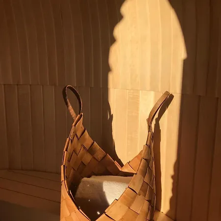 Hotel Saga, Unikt Badehotell Med 5 Rom, Sauna Og Badebrygge - Inderoy *