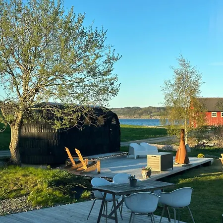 Saga, Unikt Badehotell Med 5 Rom, Sauna Og Badebrygge - Inderoy Hotel