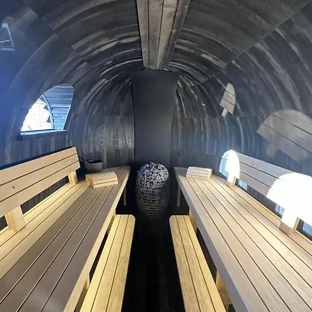 Saga, Et Unikt, Sjarmerende Badehotell Med Fa Rom, Sauna Og Badebrygge - Inderoy
