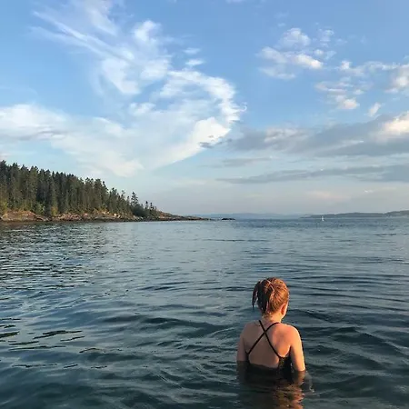 Hotell Saga, Et Unikt, Sjarmerende Badehotell Med Fa Rom, Sauna Og Badebrygge - Inderoy