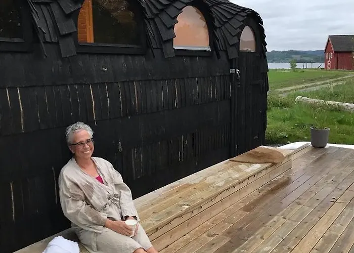 Отель Saga, Unikt Badehotell Med 5 Rom, Sauna Og Badebrygge - Inderoy *