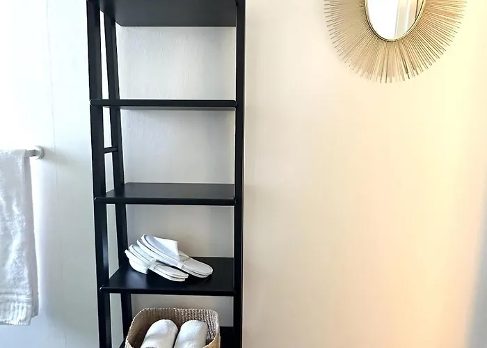 Saga, Unikt Badehotell Med 5 Rom, Sauna Og Badebrygge - Inderoy *