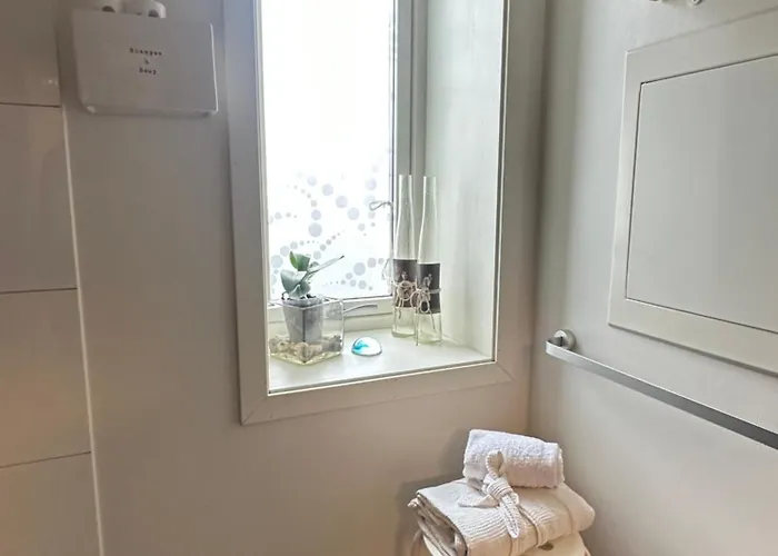 Hotel Saga, Unikt Badehotell Med 5 Rom, Sauna Og Badebrygge - Inderoy *